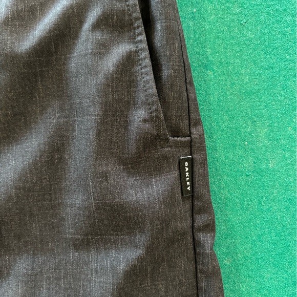 Men’s Oakley Button Shorts. Color dark gray. Size 31 wasit, in good condition - Picture 3 of 4